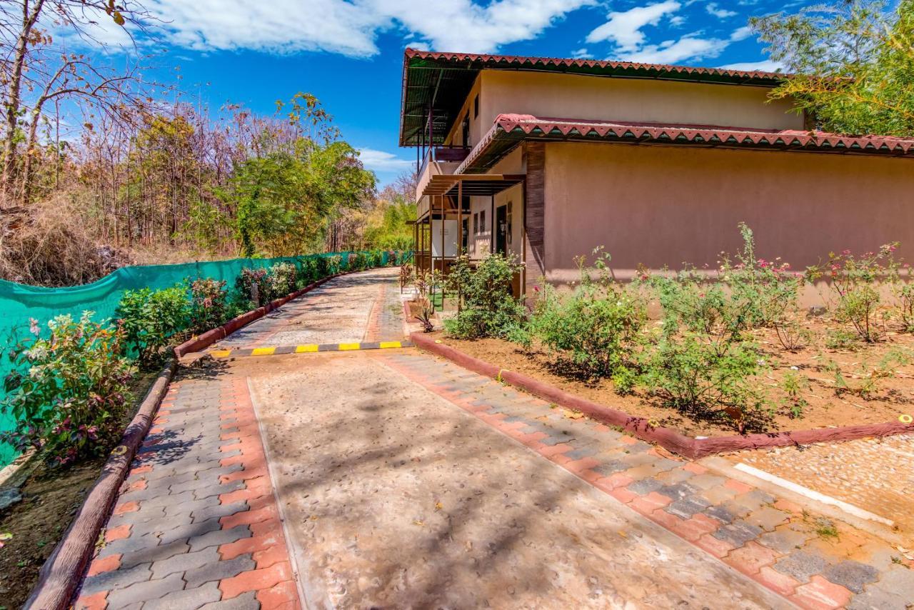 Отель Club Mahindra Netrang Экстерьер фото